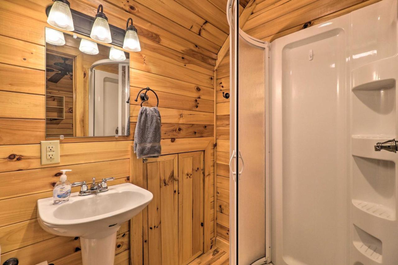 Cozy Boone Cabin With Deck Close To Downtown! Eksteriør billede